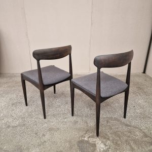 To spisestole i mørkbejdset træ, Johannes Andersen for Uldum Møbelfabrik