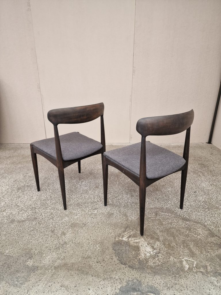 To spisestole i mørkbejdset træ, Johannes Andersen for Uldum Møbelfabrik