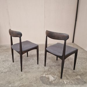 To spisestole i mørkbejdset træ, Johannes Andersen for Uldum Møbelfabrik - Image 4