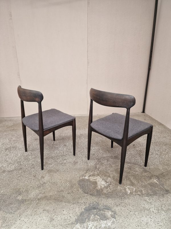 To spisestole i mørkbejdset træ, Johannes Andersen for Uldum Møbelfabrik - Image 4