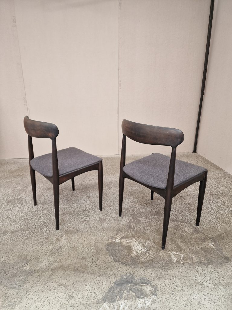 To spisestole i mørkbejdset træ, Johannes Andersen for Uldum Møbelfabrik