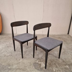 To spisestole i mørkbejdset træ, Johannes Andersen for Uldum Møbelfabrik - Image 5