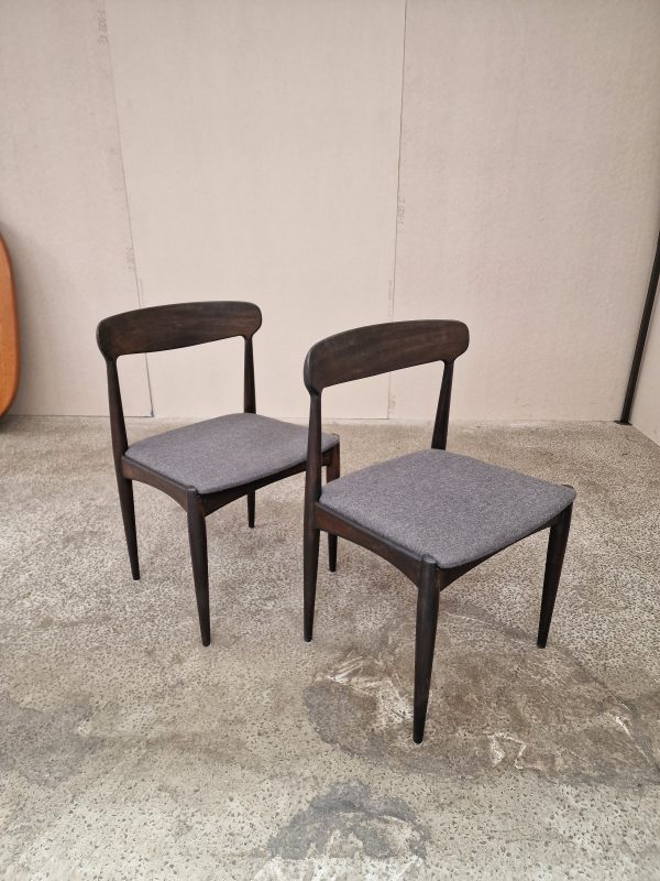 To spisestole i mørkbejdset træ, Johannes Andersen for Uldum Møbelfabrik - Image 5