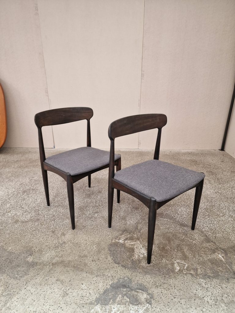 To spisestole i mørkbejdset træ, Johannes Andersen for Uldum Møbelfabrik