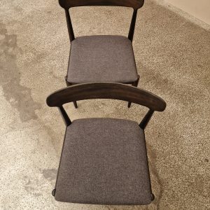 To spisestole i mørkbejdset træ, Johannes Andersen for Uldum Møbelfabrik - Image 6