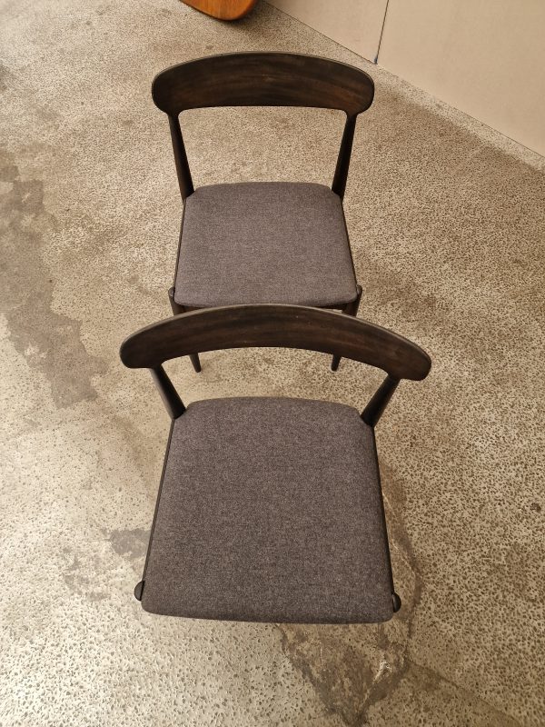 To spisestole i mørkbejdset træ, Johannes Andersen for Uldum Møbelfabrik - Image 6