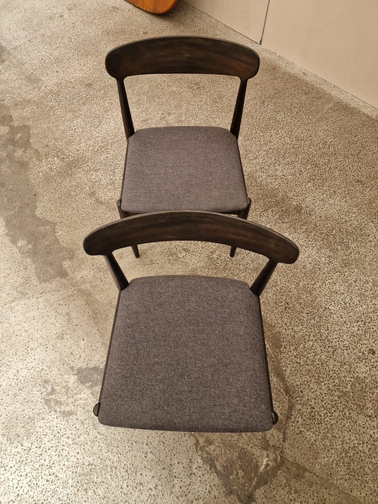 To spisestole i mørkbejdset træ, Johannes Andersen for Uldum Møbelfabrik