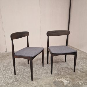 To spisestole i mørkbejdset træ, Johannes Andersen for Uldum Møbelfabrik - Image 7