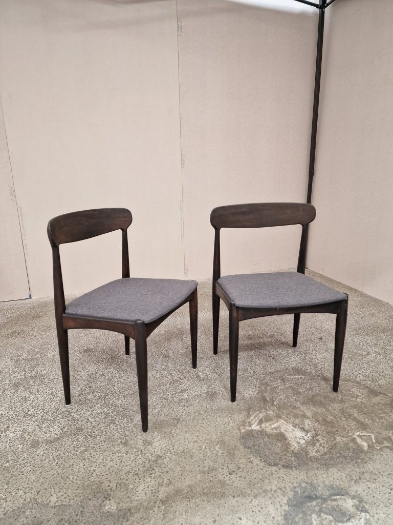 To spisestole i mørkbejdset træ, Johannes Andersen for Uldum Møbelfabrik