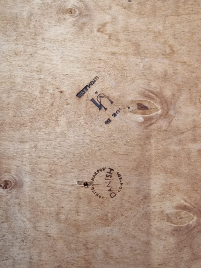 To spisestole i mørkbejdset træ, Johannes Andersen for Uldum Møbelfabrik