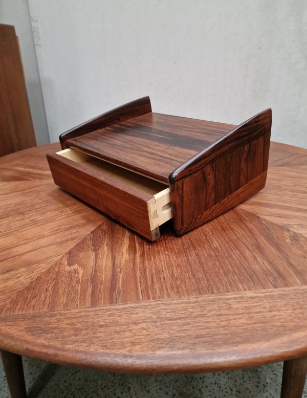 Svævende sengebord/hylde i palisander, med skuffe. Produceret af Melvin Mikkelsen Møbler i Pandrup - Image 2