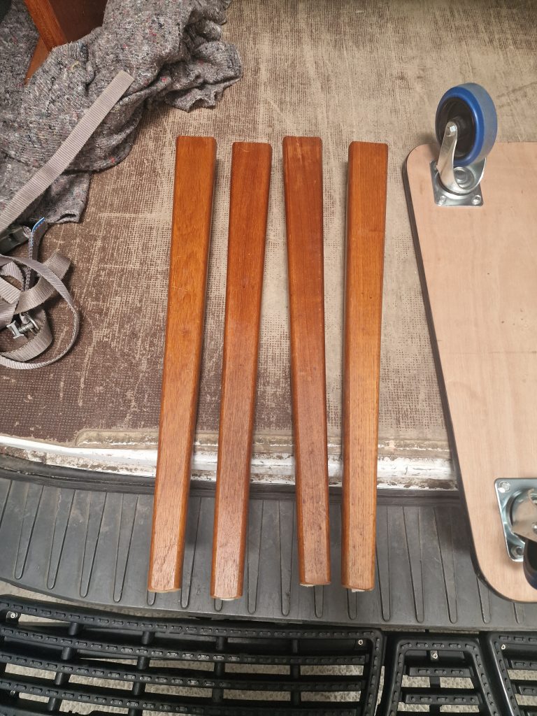 Rundt teak spisebord med to tillægsplader, Skovby