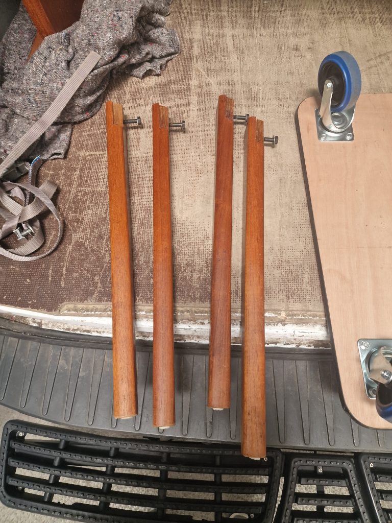 Rundt teak spisebord med to tillægsplader, Skovby