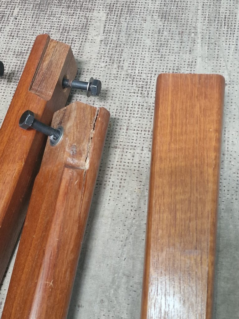 Rundt teak spisebord med to tillægsplader, Skovby