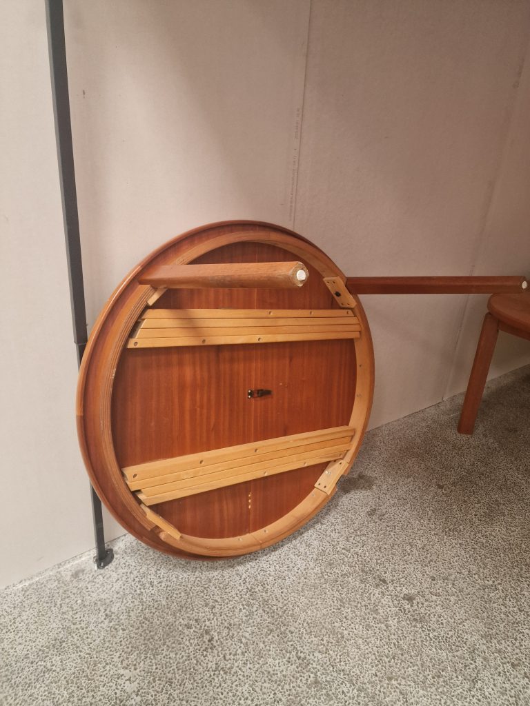 Rundt teak spisebord med to tillægsplader, Skovby