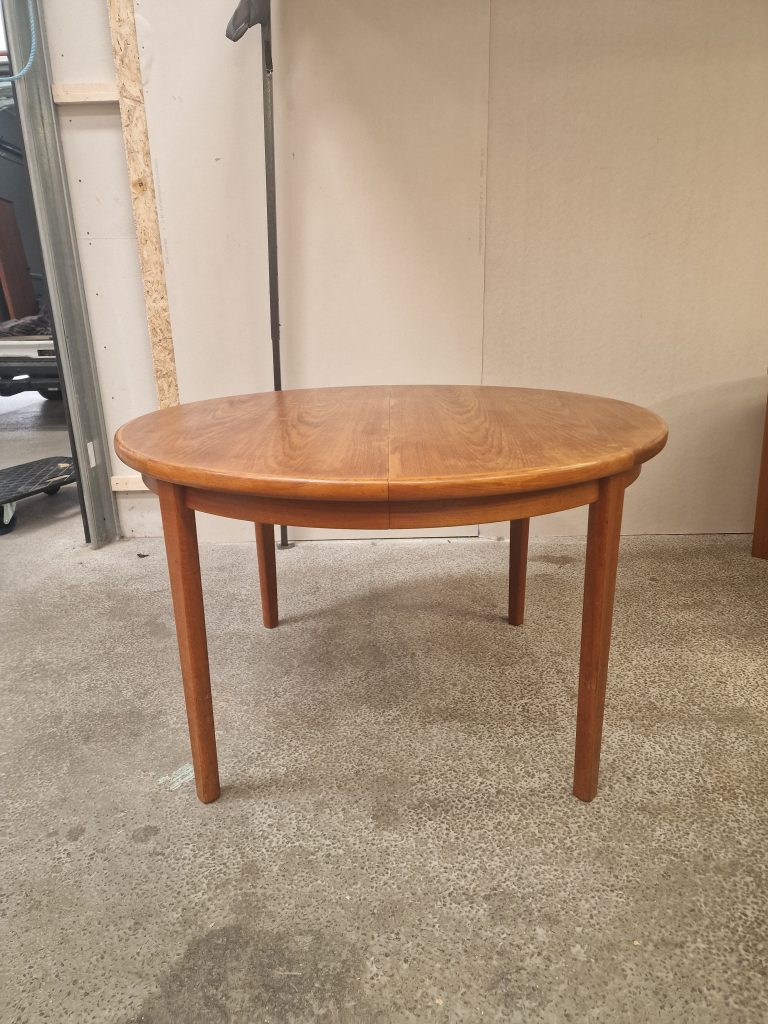 Rundt teak spisebord med to tillægsplader, Skovby
