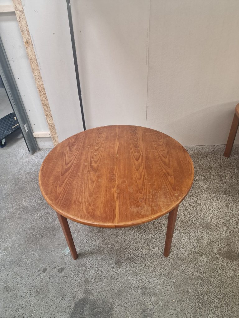 Rundt teak spisebord med to tillægsplader, Skovby