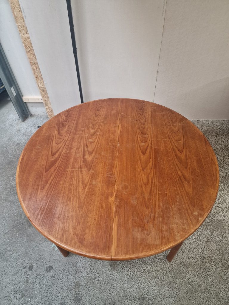 Rundt teak spisebord med to tillægsplader, Skovby