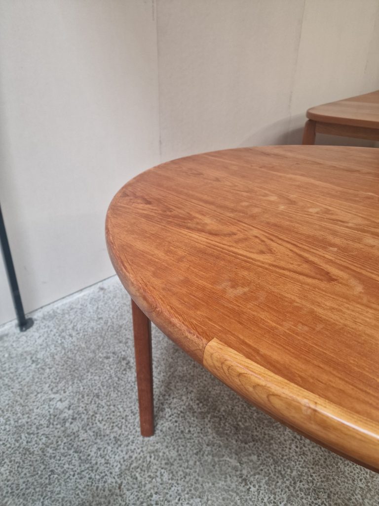 Rundt teak spisebord med to tillægsplader, Skovby