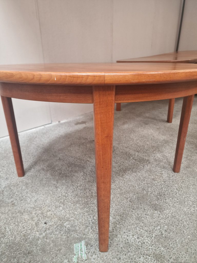 Rundt teak spisebord med to tillægsplader, Skovby