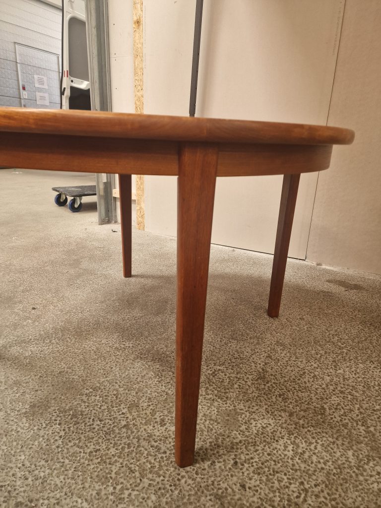 Rundt teak spisebord med to tillægsplader, Skovby