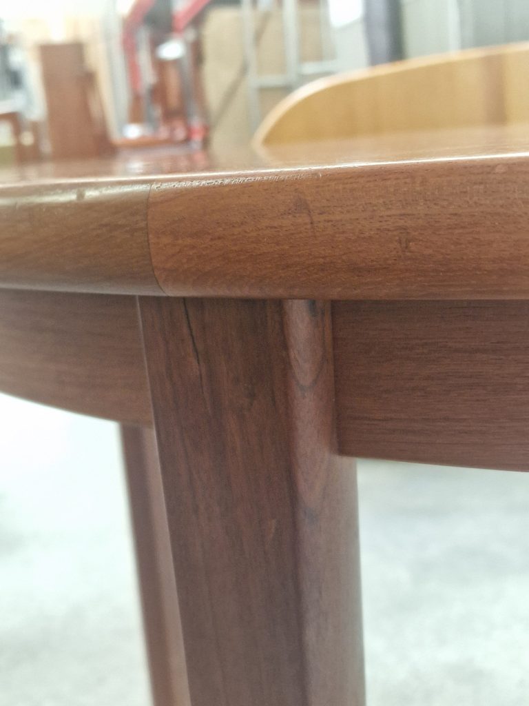 Rundt teak spisebord med to tillægsplader, Skovby