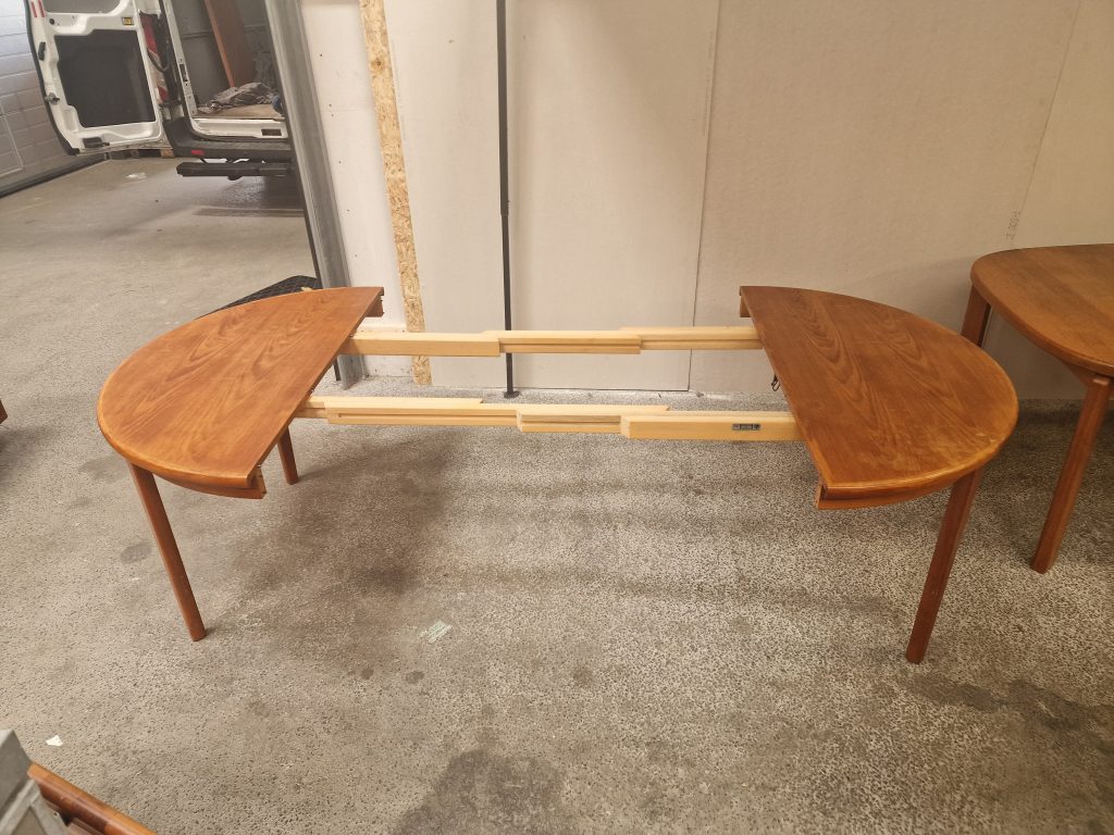 Rundt teak spisebord med to tillægsplader, Skovby