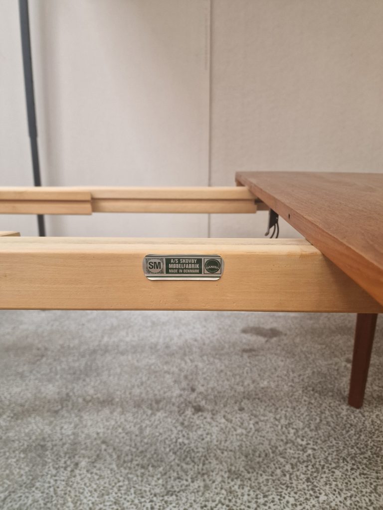 Rundt teak spisebord med to tillægsplader, Skovby