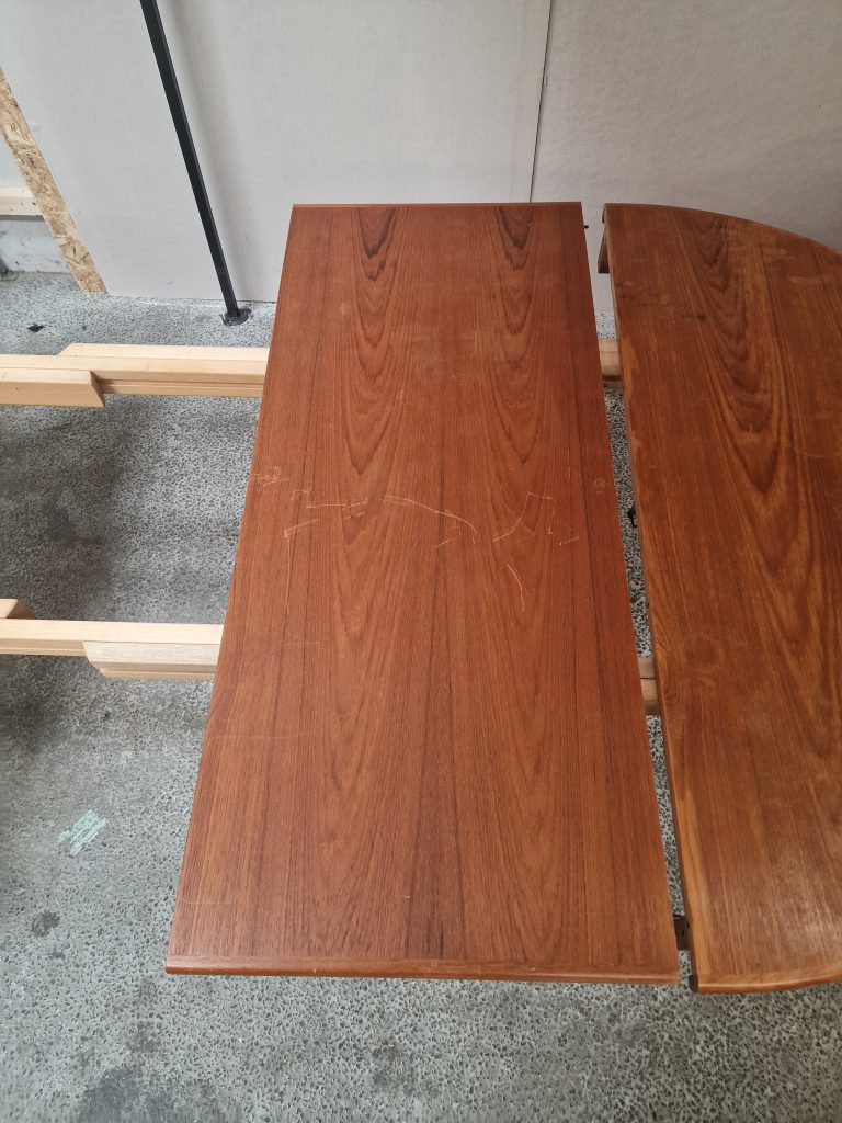 Rundt teak spisebord med to tillægsplader, Skovby
