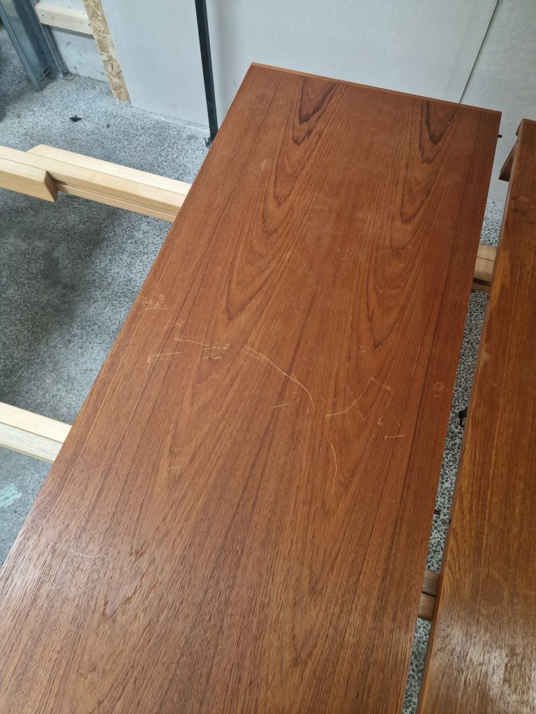 Rundt teak spisebord med to tillægsplader, Skovby