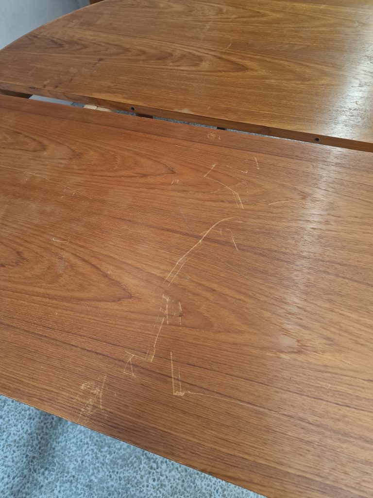 Rundt teak spisebord med to tillægsplader, Skovby