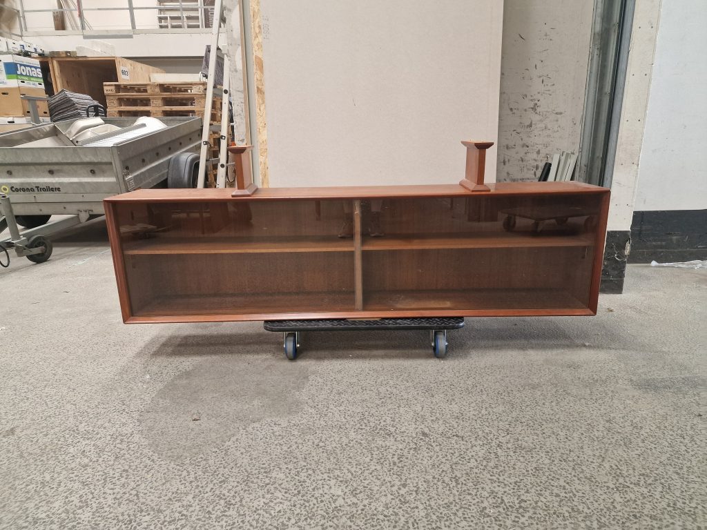 Lang lav skænk i teak med glas-skydelåger, Skovby