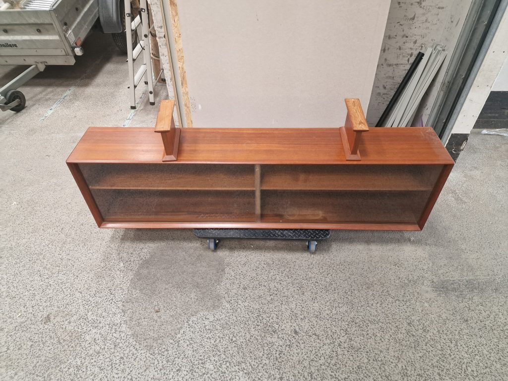 Lang lav skænk i teak med glas-skydelåger, Skovby