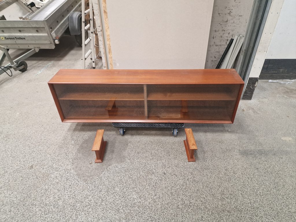 Lang lav skænk i teak med glas-skydelåger, Skovby