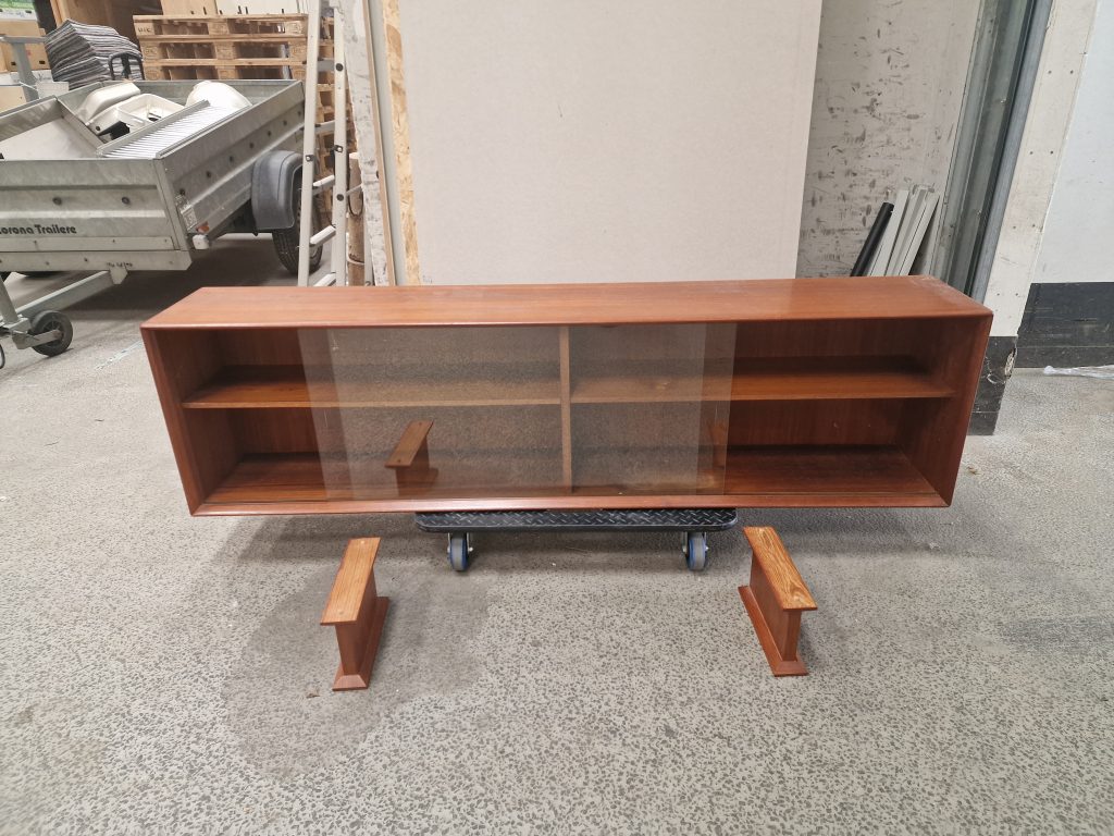 Lang lav skænk i teak med glas-skydelåger, Skovby