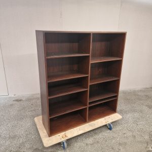 Én bogreol i palisander, slidt top-overflade