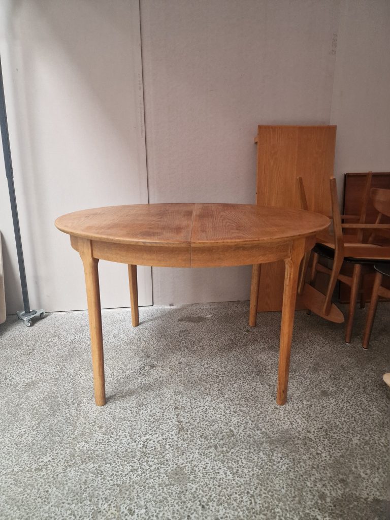 Rundt spisebord med to tillægsplader, finéret egetræ, CJ Rosengaarden