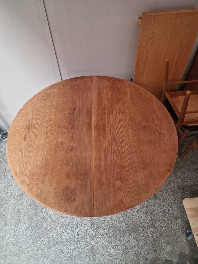 Rundt spisebord med to tillægsplader, finéret egetræ, CJ Rosengaarden