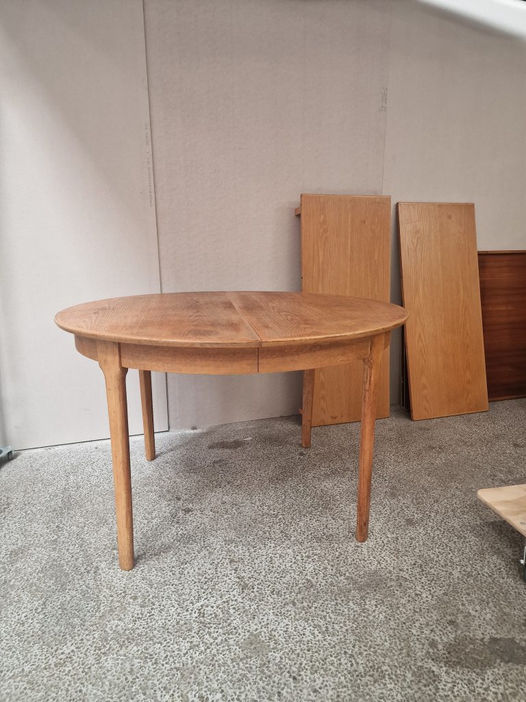 Rundt spisebord med to tillægsplader, finéret egetræ, CJ Rosengaarden