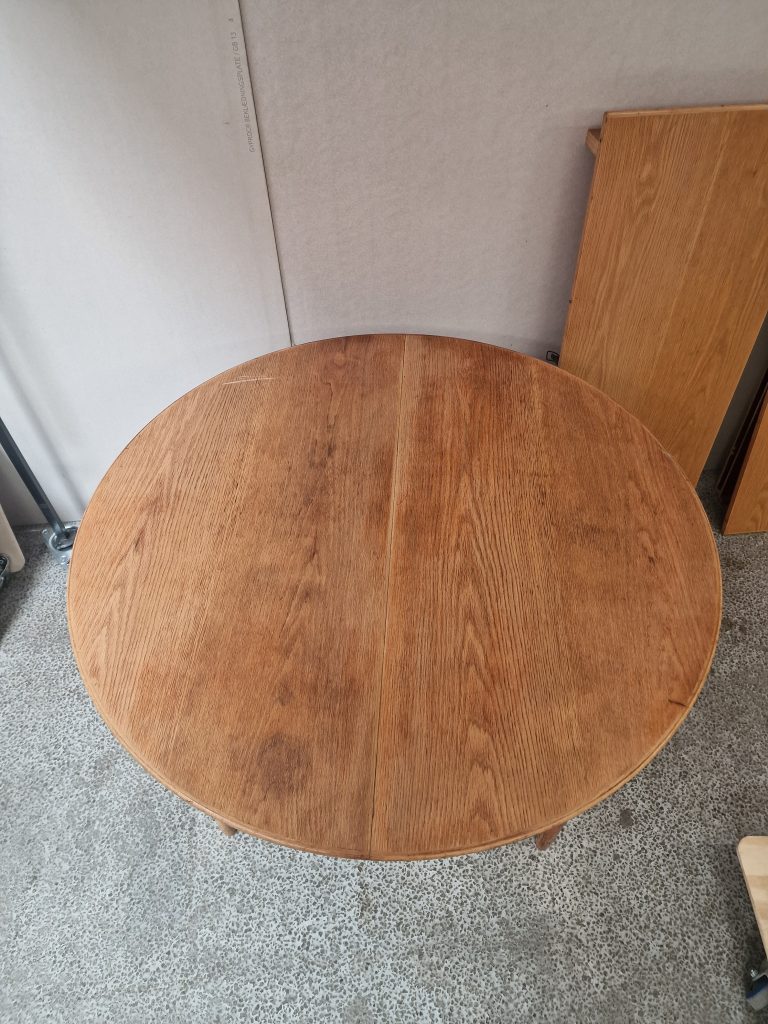 Rundt spisebord med to tillægsplader, finéret egetræ, CJ Rosengaarden