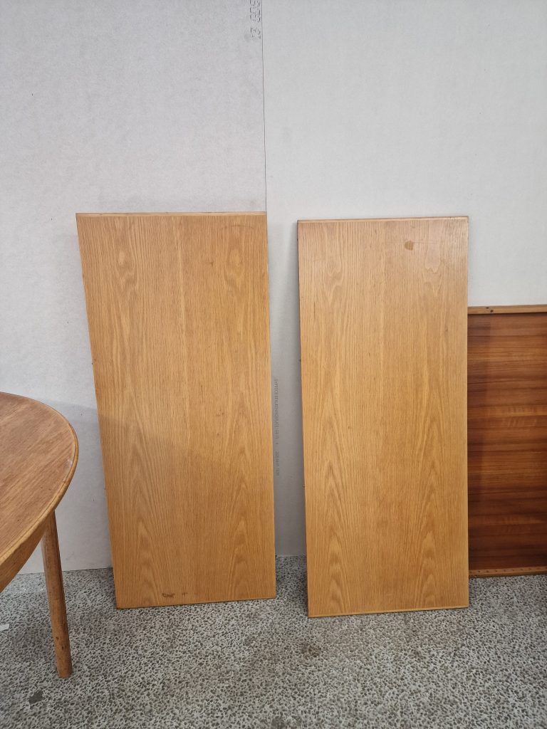 Rundt spisebord med to tillægsplader, finéret egetræ, CJ Rosengaarden