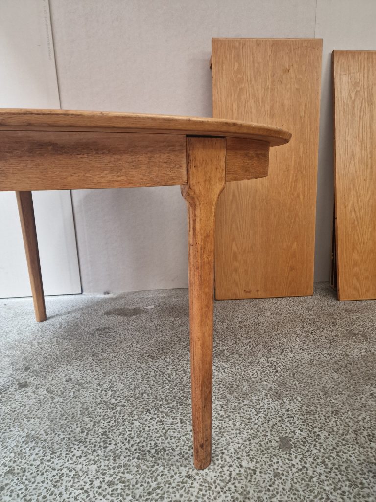 Rundt spisebord med to tillægsplader, finéret egetræ, CJ Rosengaarden