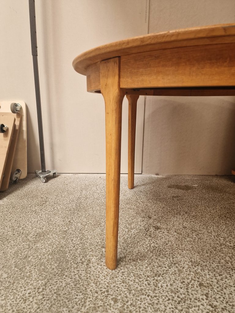 Rundt spisebord med to tillægsplader, finéret egetræ, CJ Rosengaarden