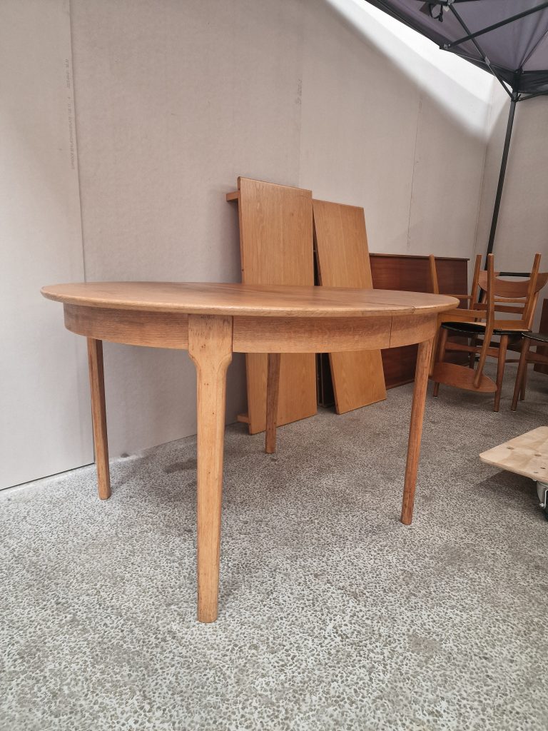 Rundt spisebord med to tillægsplader, finéret egetræ, CJ Rosengaarden