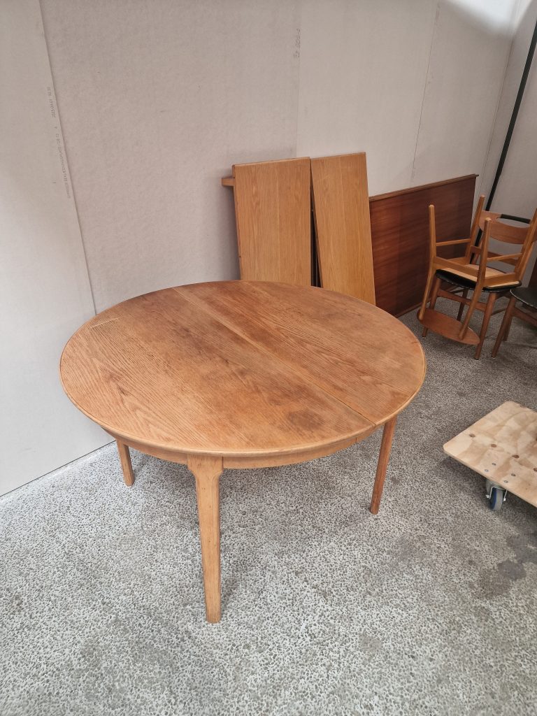 Rundt spisebord med to tillægsplader, finéret egetræ, CJ Rosengaarden