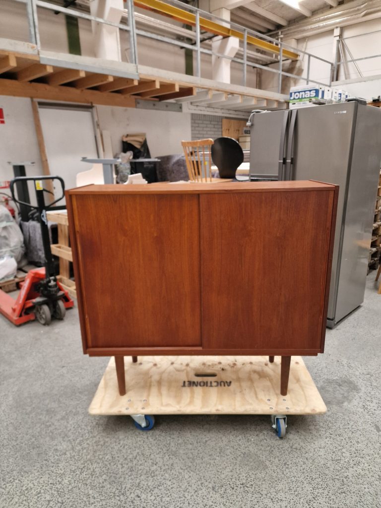 Skænk i teak med skydelåger og hylder