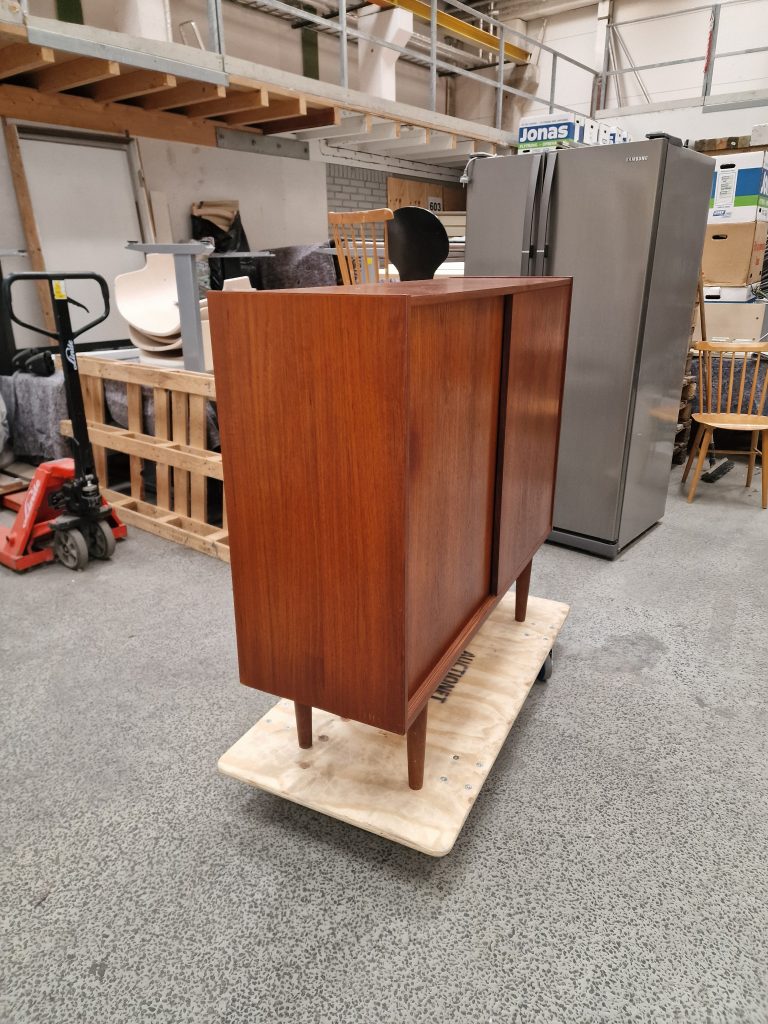 Skænk i teak med skydelåger og hylder