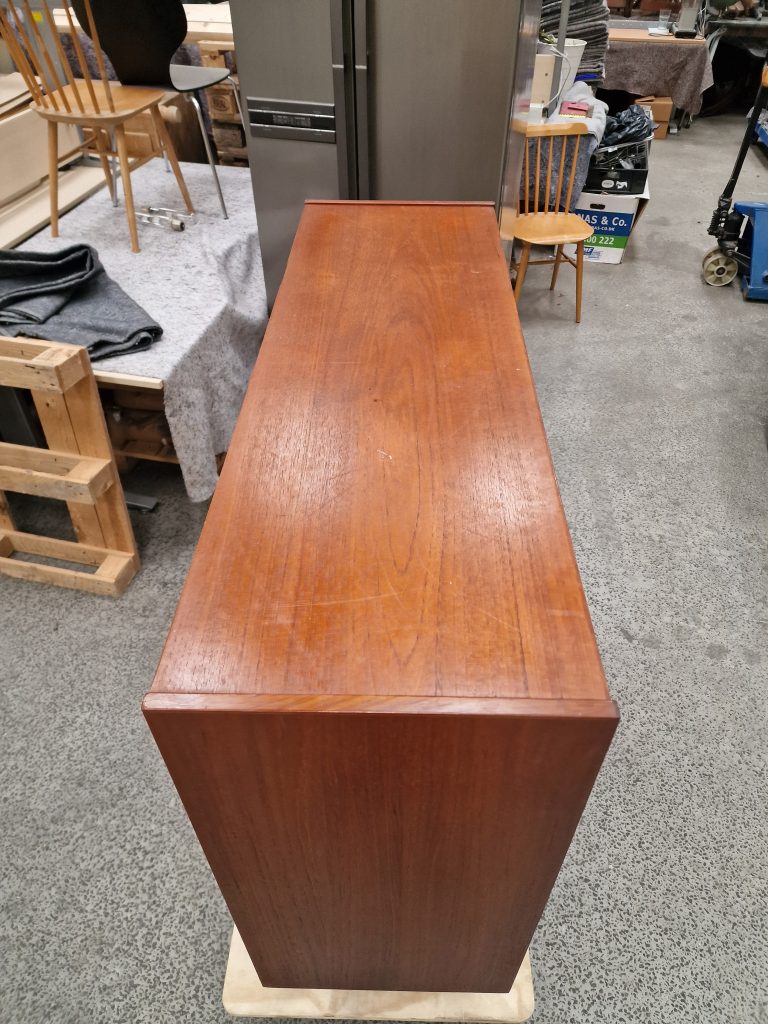 Skænk i teak med skydelåger og hylder