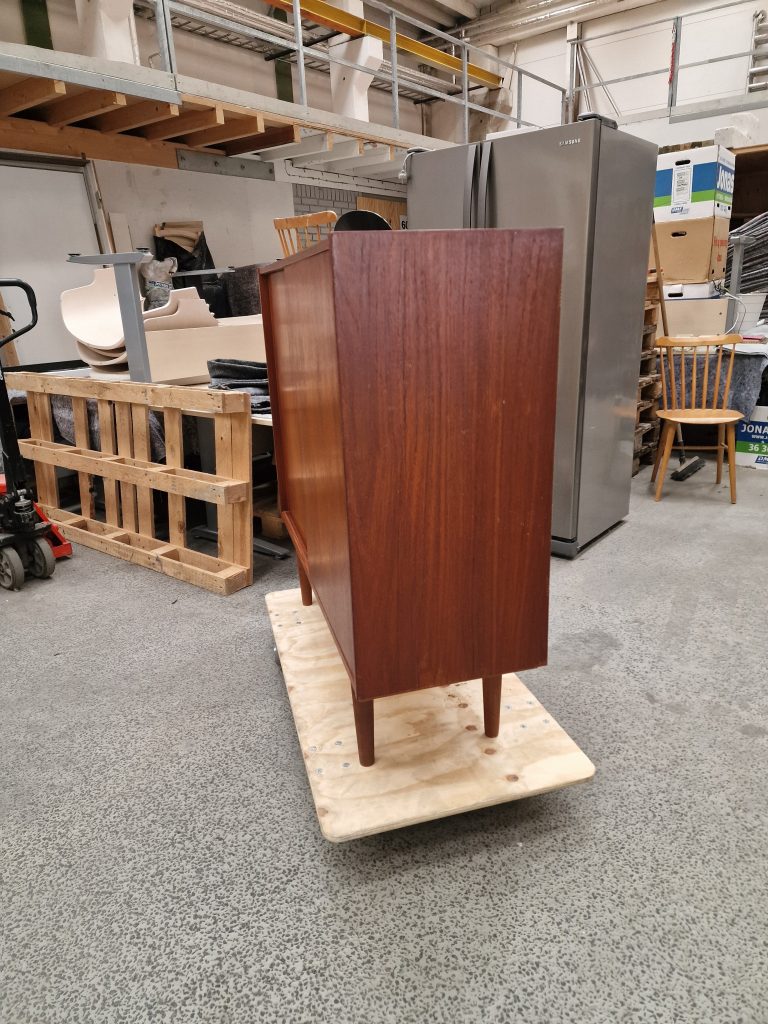 Skænk i teak med skydelåger og hylder