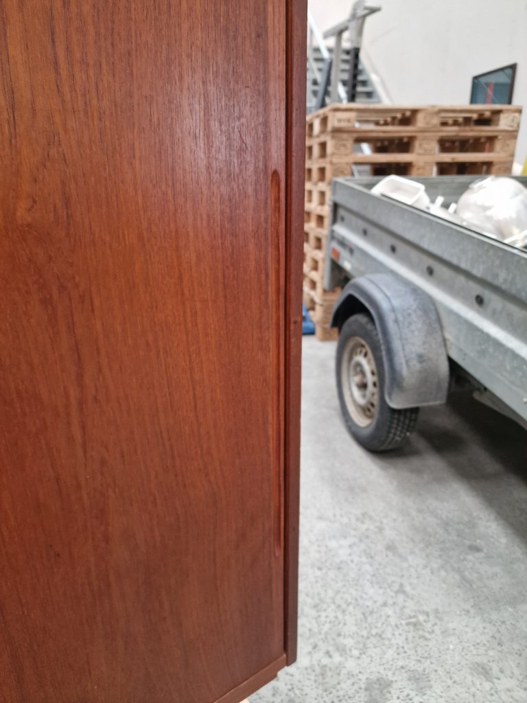 Skænk i teak med skydelåger og hylder